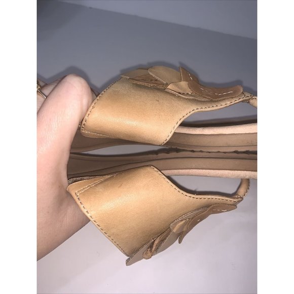 Clarks Artisan Petal Leaf Leather Flip Flop Sandals Sz 9 Tan Brown FLAW - Picture 12 of 12